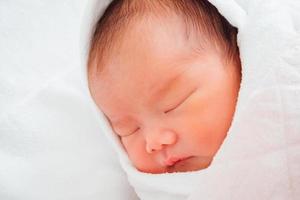 nyfödd bebis flicka sovande foto