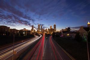 Atlanta centrum med trafik i skymningen foto