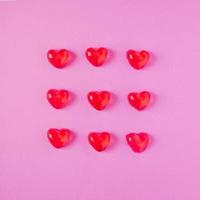 röd valentine godis hjärtan form på rosa bakgrund foto