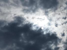 Sol belyst genom grå regnig moln i höst foto