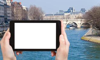 turist fotografier av pont neuf i paris foto