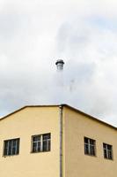 central uppvärmning station och rök från skorsten foto