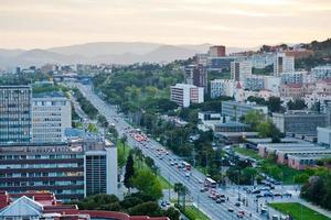 aveny diagonal och trädgård av pedralbes kunglig palats i barcelona foto