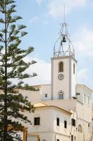 klocka torn av santa ana kyrka i albufeira foto