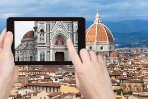 turist fotografier väggar av duomo i florens foto