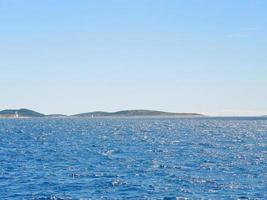 adriatisk hav i dalmatien under blå himmel foto