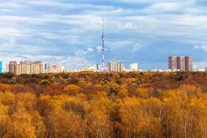 urban parkera och TV torn i moskva stad i höst foto
