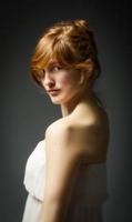 bokeh porträtt för elegant flicka med rött hår foto