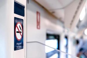 de Nej rökning klistermärke på de bts tåg vägg med fläck bakgrund. texter på de klistermärke betyder Nej rökning foto