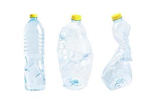 plast vatten flaska med tömma skrynkliga Begagnade isolerat på vit bakgrund, återanvändning, återvinna, förorening, miljö, ekologi, avfall begrepp. foto