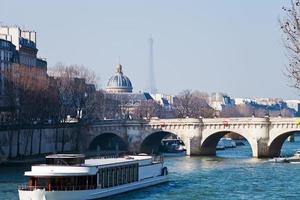 pont neuf med eiffel torn och franska akademi foto