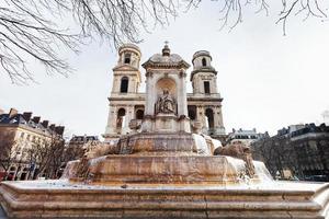 främre se av av saint-sulpice fontain och kyrka i paris foto