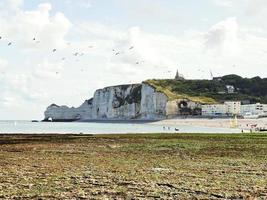 etretat by och klippa på engelsk kanal foto