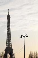 eiffel torn i paris på solnedgång foto