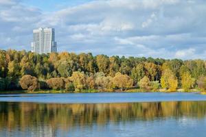 höst urban parkera på flod Bank foto