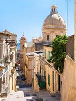gata i noto stad i sicilien foto