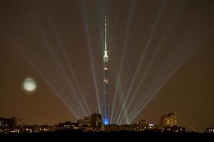 full måne över moskva stad och TV torn foto