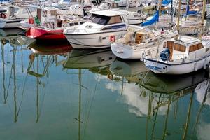 Yacht förtöjning i cancale foto