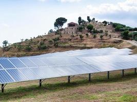 sol- paneler nära by i sicilien foto