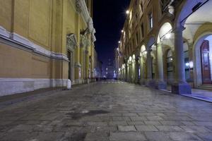 via altabella i bologna, Italien på natt foto