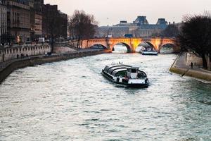 not flod och pont neuf i paris foto