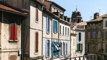 fasader av gammal lägenhet hus i arles stad foto