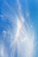 regnbåge i blå sommarhimmel foto