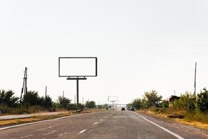 tömma vid vägkanten skyltar längs motorväg foto