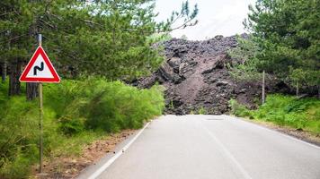 härdad lava strömma bruten väg på backe av etna foto