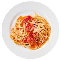 spaghetti med kryddad tomat sås på vit tallrik foto