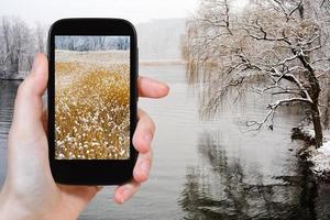 turist fotografier av hudson flod i snöar foto