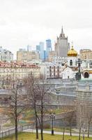 moskva stadsbild med kyrka, stad och skyskrapa foto