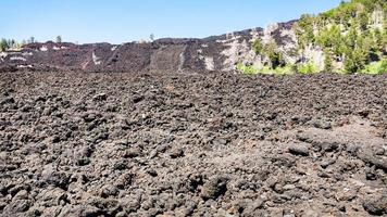 förstenad lava strömma på backe av etna foto