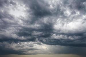 mörk storm moln i de vår himmel foto