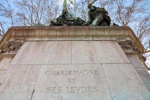 monument av charlemagne i paris foto