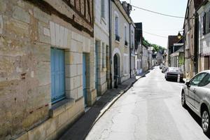 bostads- hus och bilar på gata i amboise foto