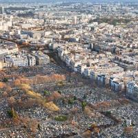 paris stadsbild med montparnasse kyrkogård foto
