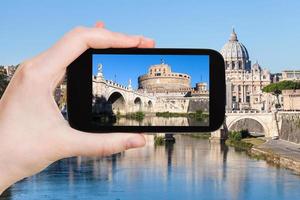 turist fotografier castel sant angelo i rom foto