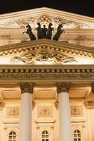 Fasad av bolshoi teater i moskva i natt foto