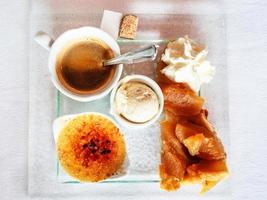 topp se av franska efterrätt kaffe gourmet foto