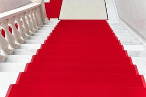 röd matta på vit marmor trappa foto