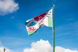se av pan-keltisk flagga med blå himmel i brittany foto
