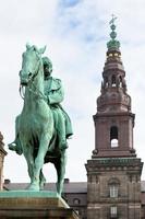 kung kristen ix monument i christiansborg palats i köpenhamn foto
