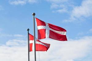 dansk flaggor och blå himmel foto