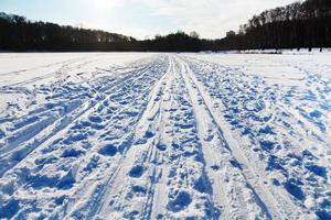 snöig fält i kall vinter- dag foto