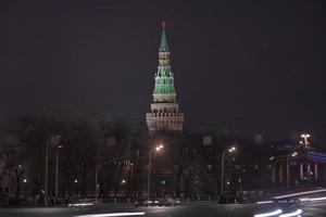 vodovzvodnaya torn av moskva kreml på natt foto