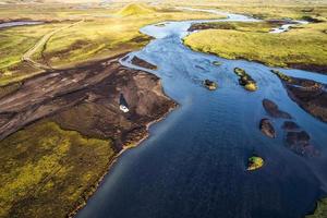 fyra hjul kör fordon parkerad förbi de stor flod korsning i de kväll på avlägsen lantlig på isländsk highlands foto