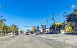 playa del carmen quintana roo mexico 2021 typisk gatuväg och stadsbild i playa del carmen mexico. foto