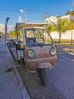 playa del carmen quintana roo mexico 2022 typisk gatuväg och stadsbild i playa del carmen mexico. foto