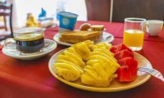 färsk frukost ananas vattenmelon orange juice rostat bröd phuket thailand. foto